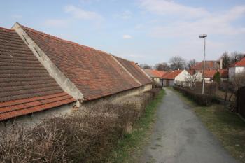 Jižní řada stodol u Okružní ulice z valu na severní straně městského opevnění ( © Ivan Grisa 04/2011)