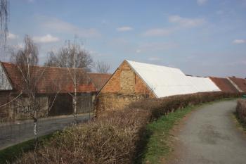 Jižní řada stodol u Okružní ulice z valu na severní straně městského opevnění ( © Ivan Grisa 04/2011)