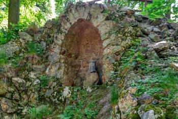 grotta v zámeckém parku (© Jaroslav Špiroch, 07/2017)