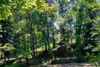 1.zámecký rybník (přímo přes něj zámecká grotta a nad ní mezi stromy zámek). (© Jaroslav Špiroch, 07/2017)