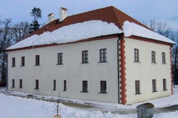 Pohled na zámek od jaderné elektrárny ( © Pavel Vítek 01/2006)