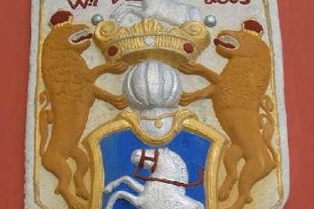 Znak Malovců nad hlavním vchodem ( © Pavel Vítek 01/2006)