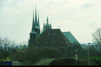Oba kostely od severu, z někdejší pevnosti Petersberg ( © Ivan Grisa 09/2000)