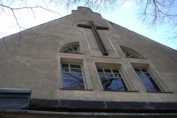 Okna severního (hlavního) průčelí ( © Vít Pospíšil 04/2011)
