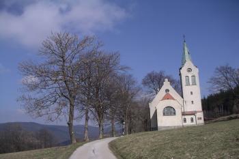 Kostel z cesty od Strážného ( © Vít Pospíšil 04/2011)