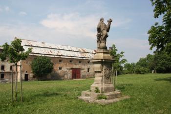 Socha od jihozápadu, v pozadí zámecká barokní sýpka ( © Ivan Grisa 05/2011)