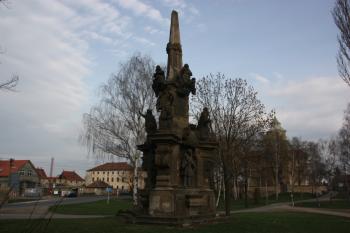 Sloup od západu, vlevo zámek, vpravo kostel ( © Ivan Grisa 04/2011)