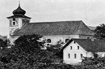 kostel od východu na počátku 20. století ( © Richard Schmidt: Soupis památek historických a uměleckých v Království Českém, sv. 40 Politický okres jáchymovský, Archaelogická komise při České akademii císaře Františka Josefa pro vědy, slovesnost a umění, Praha 1913)