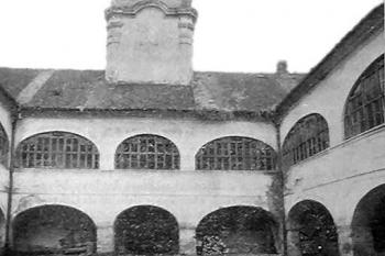 nádvoří zámku v 80. letech 20. století - pohled k severu ( © foto Z. Jandusová (in F. Kašička: Zámek v Lešanech ve výsledcích poslední stavebně historické analýzy, Památky a příroda 1989))