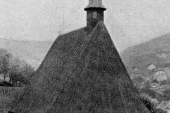 pohled od jihu ( © Richard Schmidt: Soupis památek historických a uměleckých v Království Českém, sv. 40 Politický okres jáchymovský, Archaelogická komise při České akademii císaře Františka Josefa pro vědy, slovesnost a umění, Praha 1913)