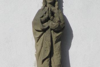 soška na bránou vedle kostela (© Rodochrozit, 04/2011)