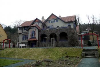 pohled na vilu ze zahrady (© Ondřej Navrátil, 04/2011)