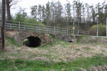 Odlehčovací oblouky na levém břehu ( © Ivan Grisa 04/2011)