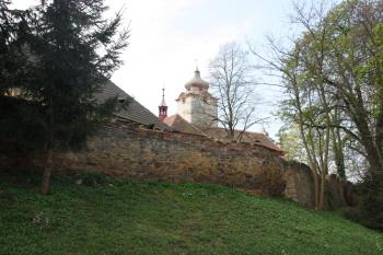Fara a kostel od severovýchodu ( © Ivan Grisa 04/2011)