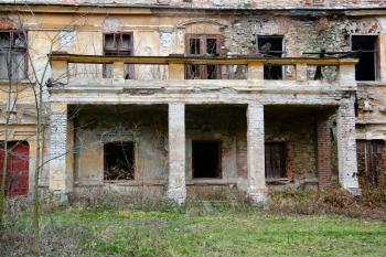hlavní vstup s balkónem ( © Pavel Zany Komárek 6. 12. 2008)