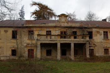 vstupní (jižní) průčelí ( © Pavel Zany Komárek 6. 12. 2008)