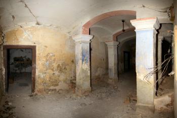 centrální prostor přízemí barokní stavby ( © Pavel Zany Komárek 6. 12. 2008)