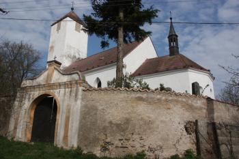Kostel a východní brána na hřbitov ( © Ivan Grisa 04/2011)