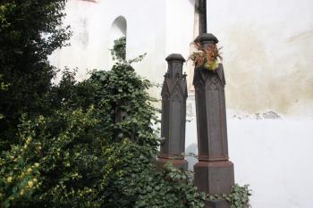 Litinové náhrobky u jižní stěny presbytáře ( © Ivan Grisa 04/2011)