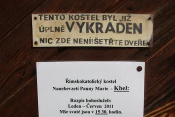 Smutná cedulka na vchodových dveřích ( © Ivan Grisa 04/2011)
