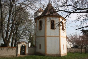 Zvonice od jihozápadu, v pozadí kostelní věž ( © Ivan Grisa 04/2011)