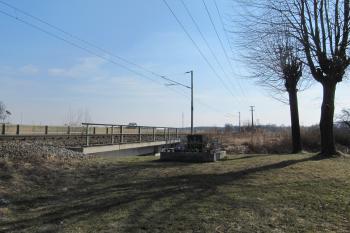 pomník od silnice (© Rodochrozit, 03/2011)