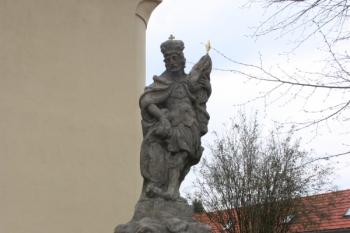 Socha sv. Václava před kostelem ( © Ivan Grisa 04/2011)