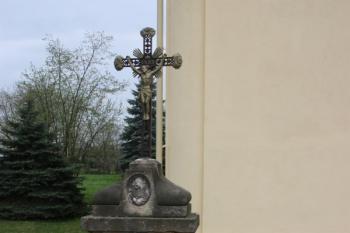 Krucifix před kostelem ( © Ivan Grisa 04/2011)