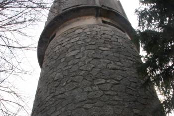 Věž od západu ( © Ivan Grisa 04/2011)