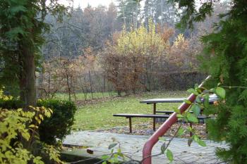 zahrada s lavičkami (© Rodochrozit, 11/2006)