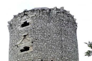 horní část věže s dělostřeleckými střílnami ( © Pavel Zany Komárek 9/5/2004)