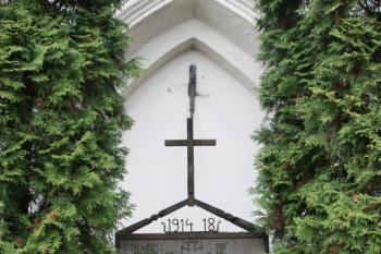 Pomník padlým z I. světové války u zazděného severního portálu lodi kostela ( © Ivan Grisa 04/2011)