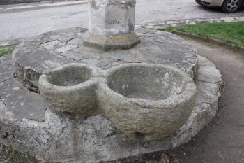 Mísy na odměřování desátků na patě pranýře ( © Ivan Grisa 04/2011)
