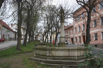 Kašna se sochou sv. Jana Nepomuckého od východu ( © Ivan Grisa 04/2011)