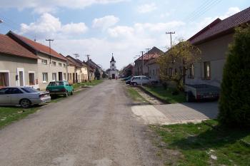 Kraličky – kaple sv. Jana Nepomuckého (© Ivo Rozehnal, 04/2011)