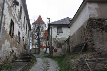 Průhled ke kostelu od jihu ( © Ivan Grisa 04/2011)