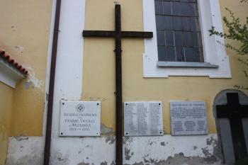 Pamětní desky zdejšího posledního německého kněze a padlých z I. světové války na jižní stěně lodi ( © Ivan Grisa 04/2011)