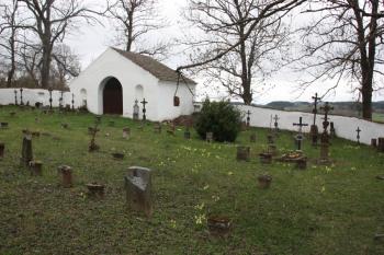Severní část hřbitova s márnicí ( © Ivan Grisa 04/2011)