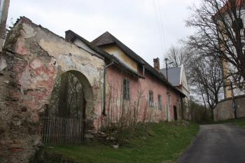 Bývalá fara ( © Ivan Grisa 04/2011)
