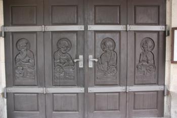 Dřevořezba evangelistů na vratech hlavního portálu ( © Ivan Grisa 04/2011)