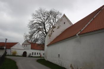 Průhled podél severozápadního průčelí statku čp. 3 na statek čp. 1 ( © Ivan Grisa 04/2011)