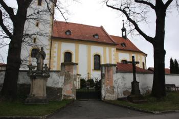 Jižní hřbitovní brána se sochou sv. Jana Nepomuckého a krucifixem ( © Ivan Grisa 04/2011)