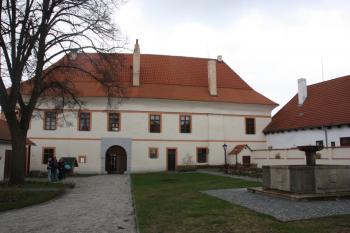 Hlavní budova od severu ( © Ivan Grisa 04/2011)