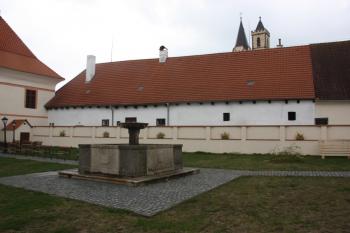 Západní křídlo dvora ( © Ivan Grisa 04/2011)