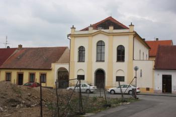 Bývalá synagoga od západu ( © Ivan Grisa 04/2011)