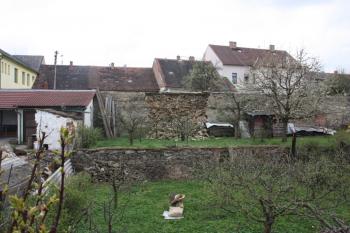 Částečně zřícený úsek hradby na severním obvodu města (u bývalého mlýna pod Jánským mostem) ( © Ivan Grisa 04/2011)