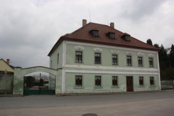Zámek od západu ( © Ivan Grisa 04/2011)