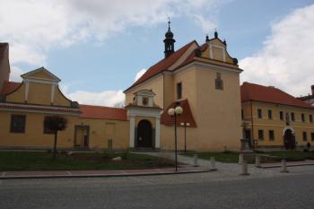 Komplex kostela a přilehlých budov od východu ( © Ivan Grisa 04/2011)