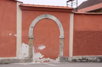 Někdejší městský pivovar: zazděný portál ( © Ivan Grisa 04/2011)