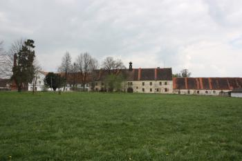 Dvůr od západu ( © Ivan Grisa 04/2011)